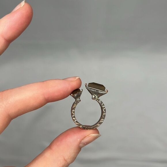 Vintage Geometrical Ring with Two Triangles - Picture 3 of 6